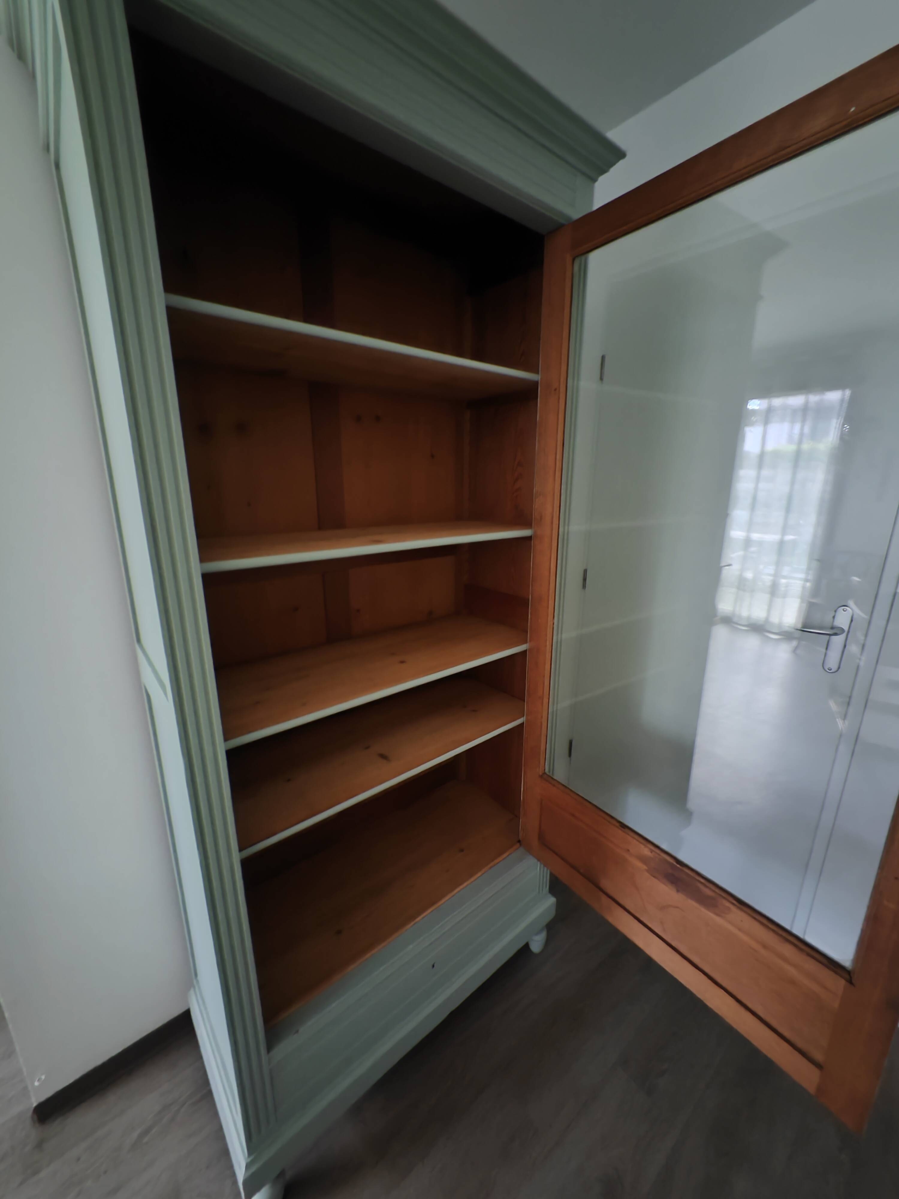 Armoire vitrée parisienne