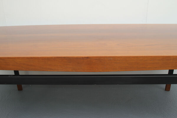 Table basse design des années 1960 en noyer