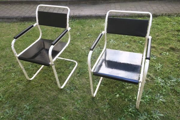 Paire de chaises de jardin cantilever en fer peint et bois, années 1930