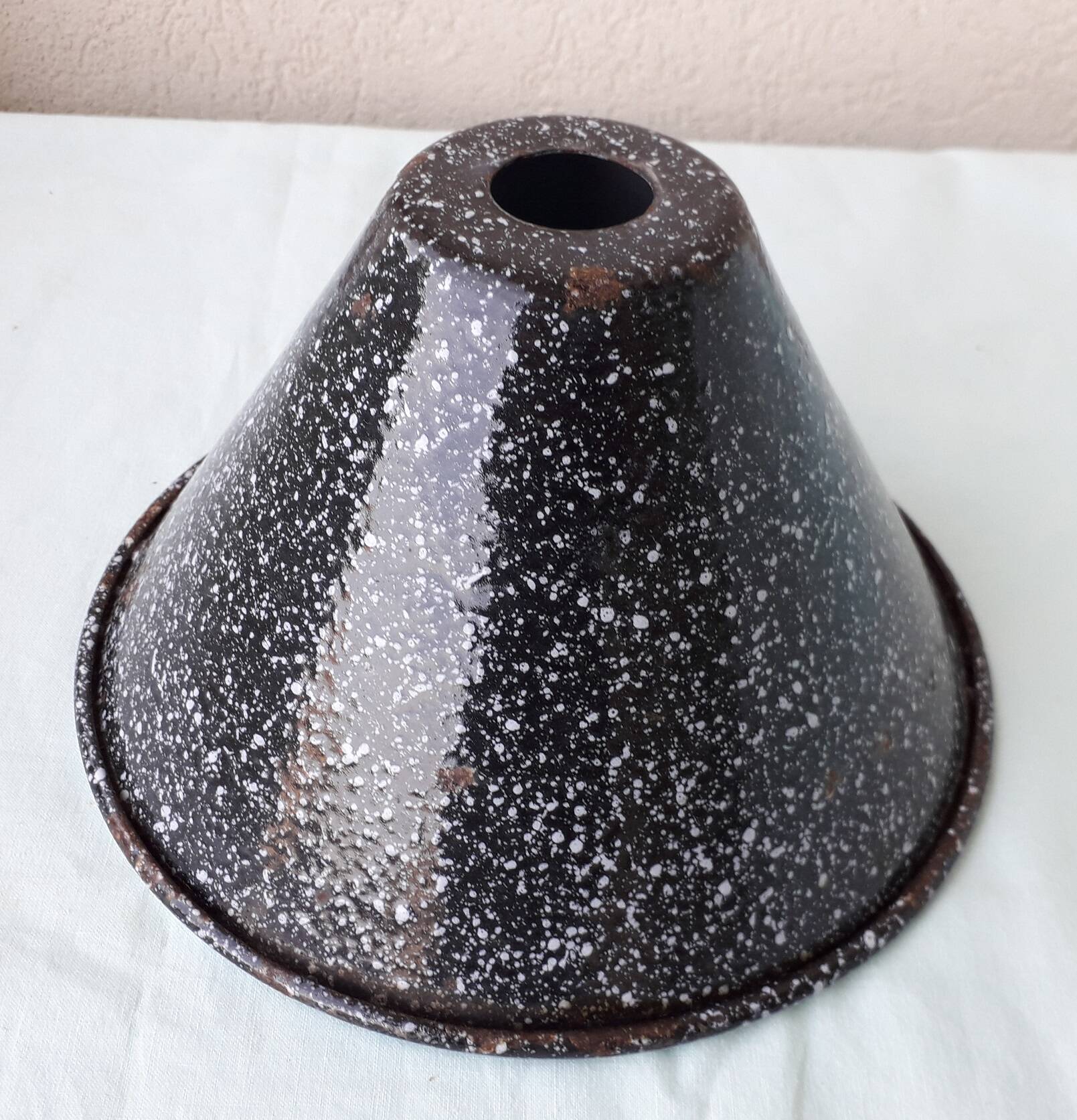 Enamelled sheet metal lampshade
