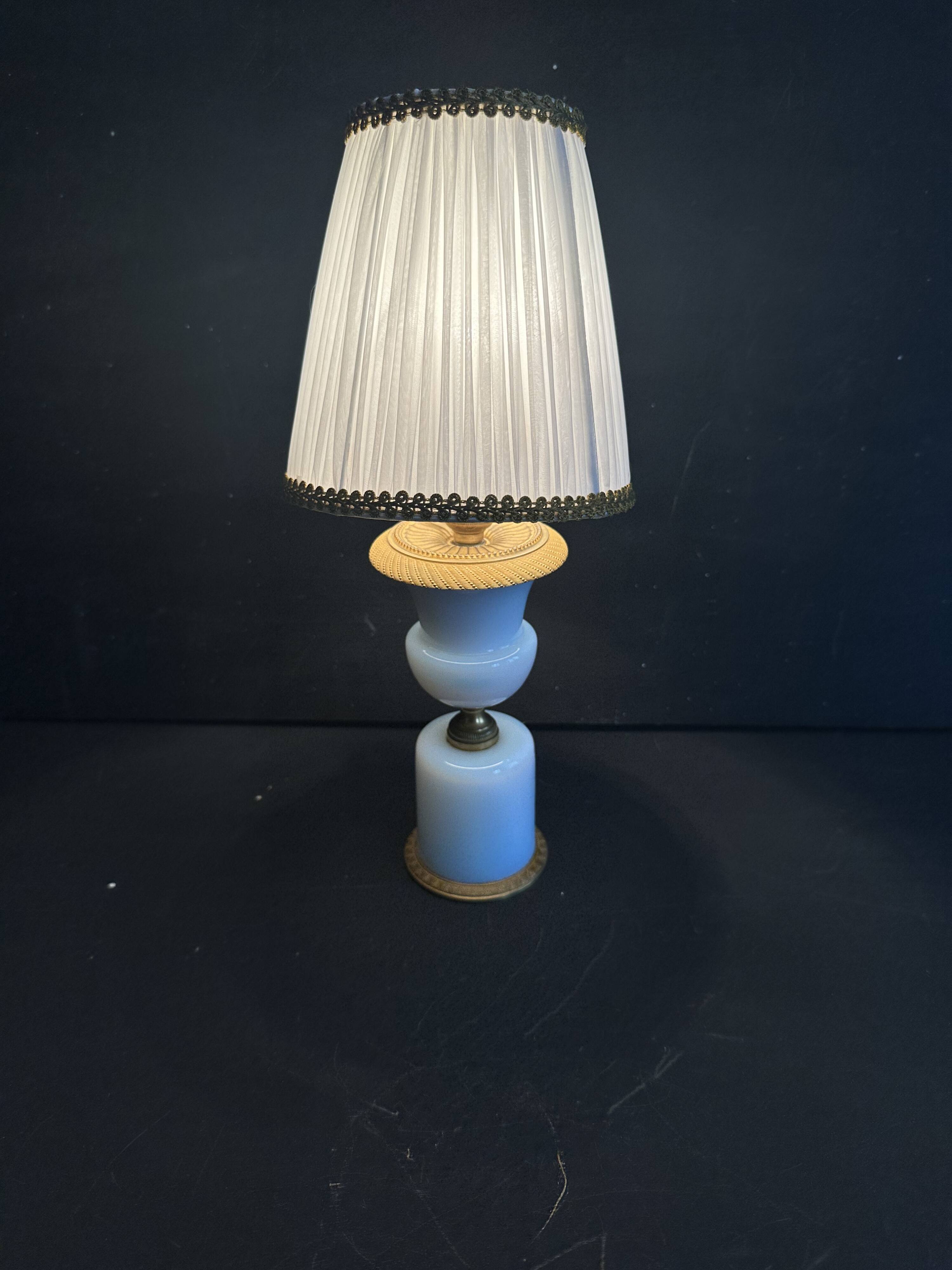 Lampe XIXe en opaline blanche et métal doré