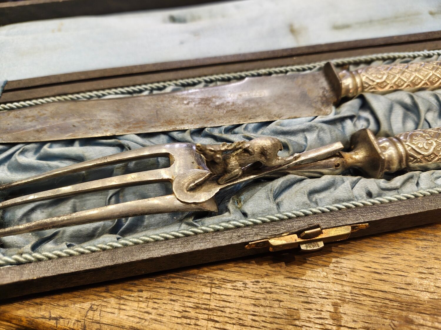 Exceptional cutting set with silver stag.