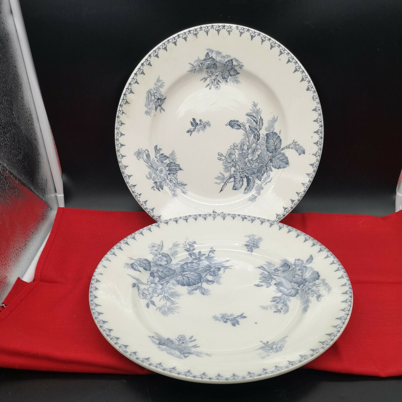 Pair of round dishes in Sarreguemines earthenware model Flore.