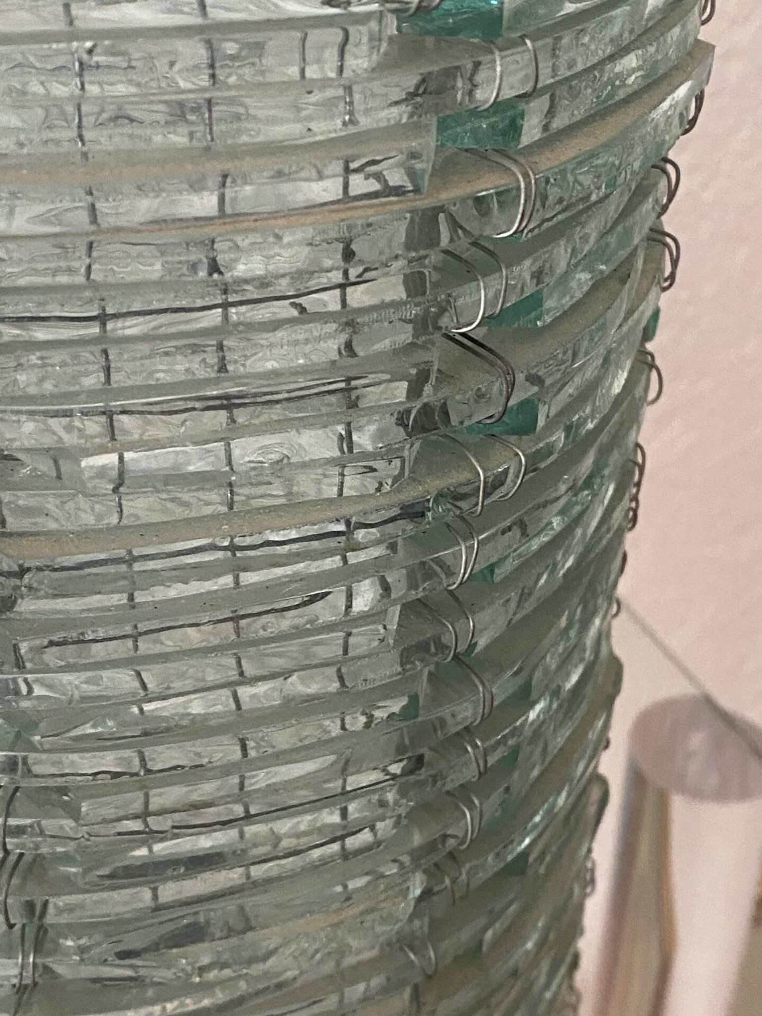 Lampe en verre de couleur bleutée et fil de fer