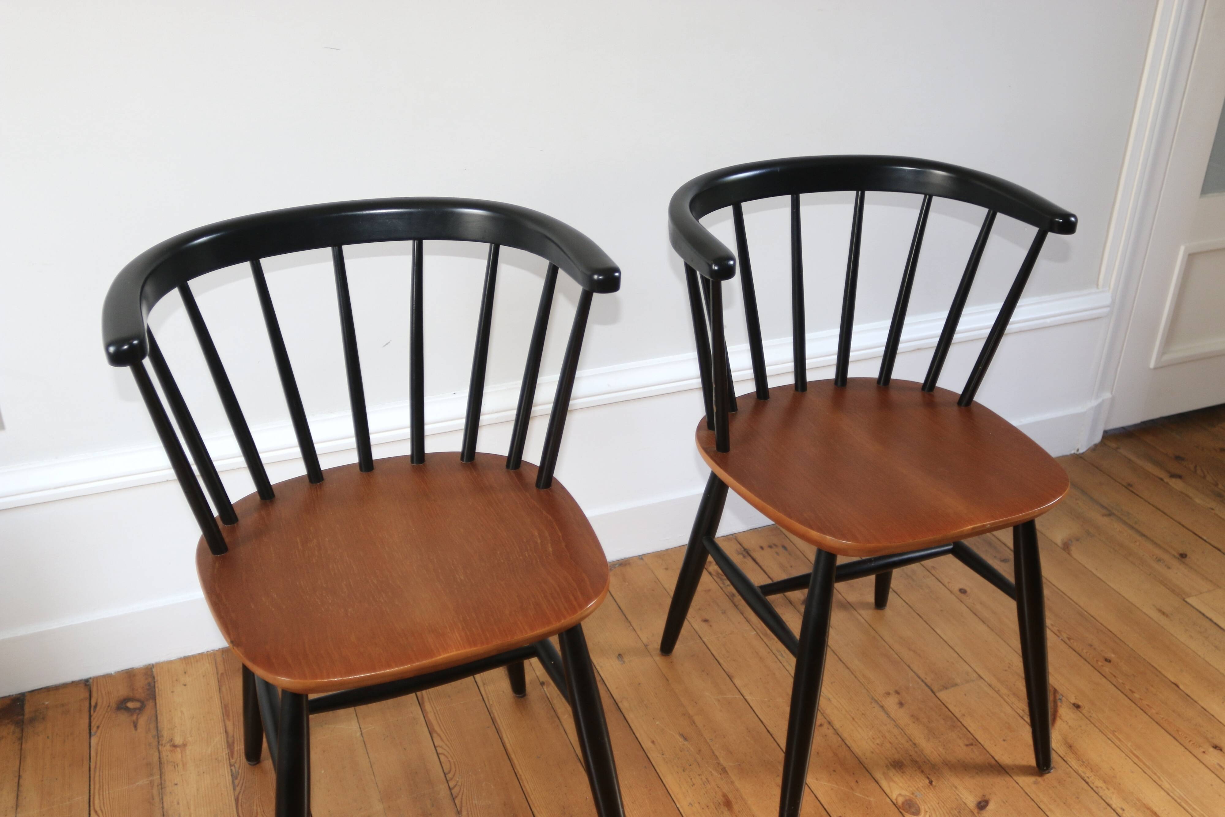 Paire de chaises scandinaves dans le goût de Tapiovaara, 1960