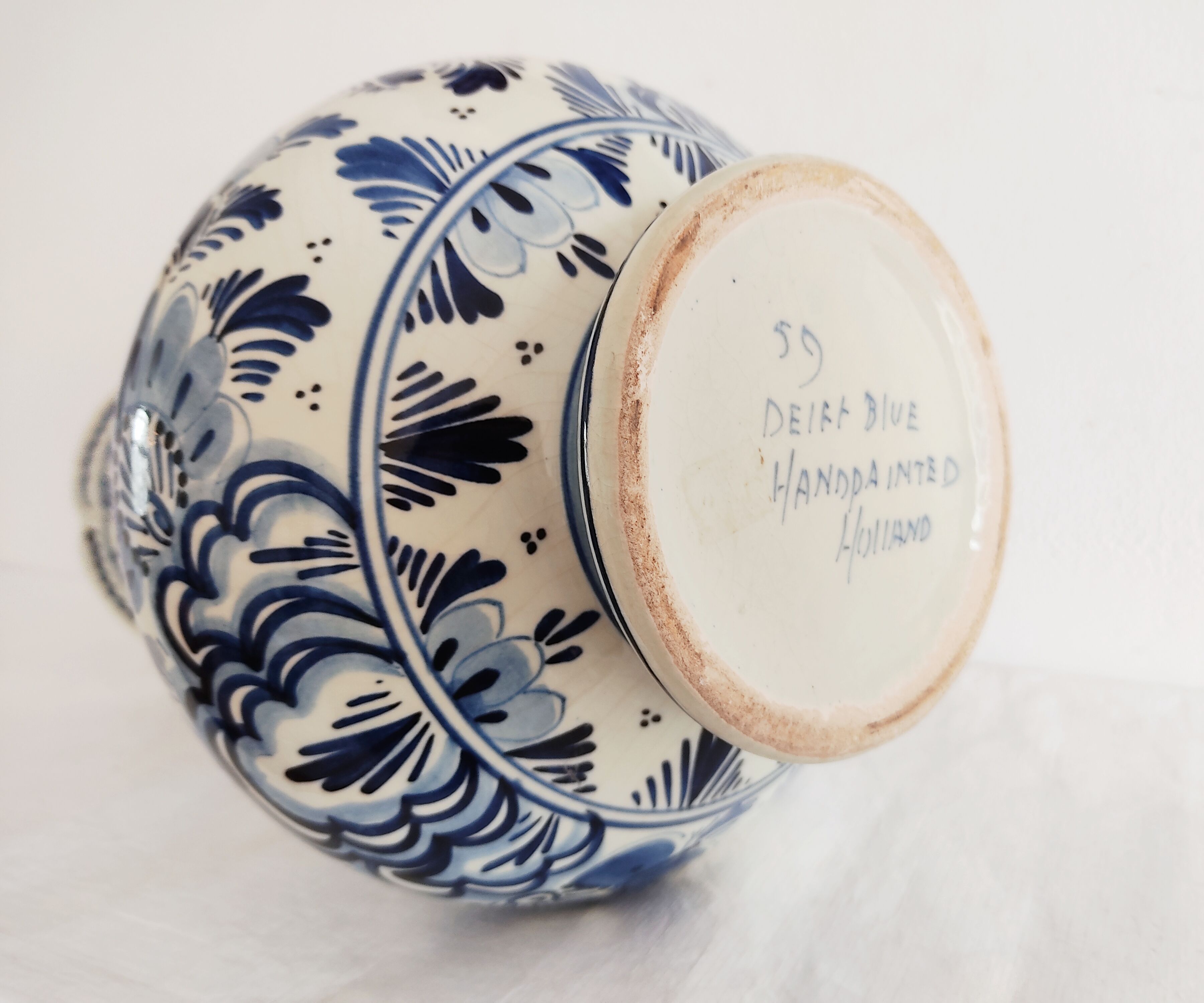 Delft vase decorated with a bird