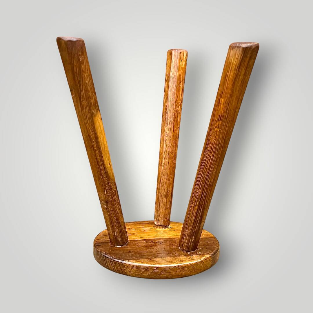 Tabouret tripode brutaliste en bois massif signé Gilson –  années 50
