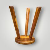 Tabouret tripode brutaliste en bois massif signé Gilson –  années 50
