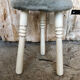 Tabouret de traite tripode bois blanc + assise velour bleu gris vintage #a292