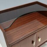 Paire de tables de chevet en noyer et cristal