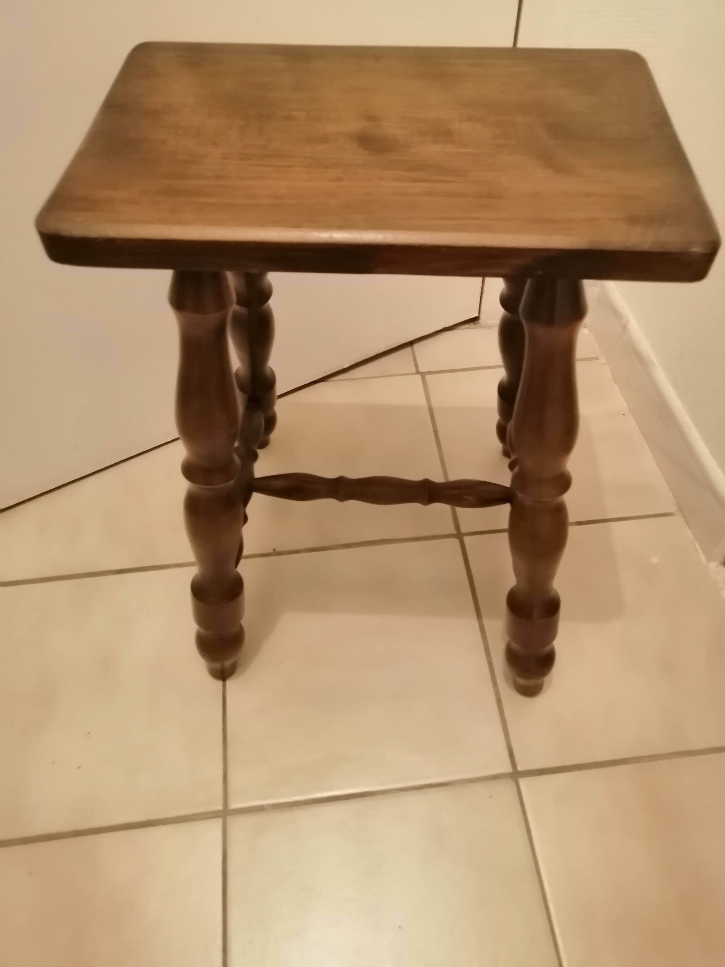 Tabouret ancien en bois