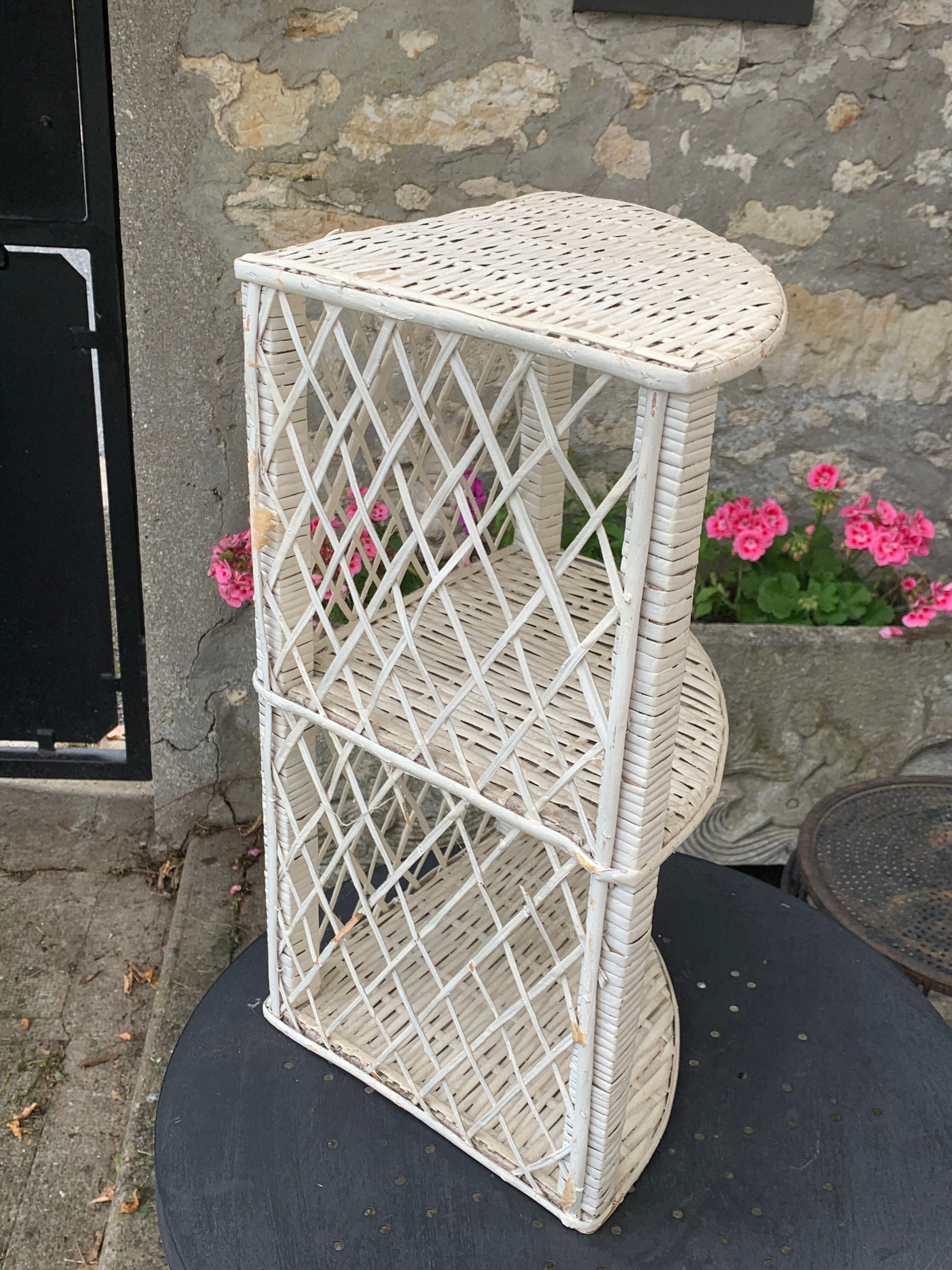 Corner shelf in rattan and vintage white wicker