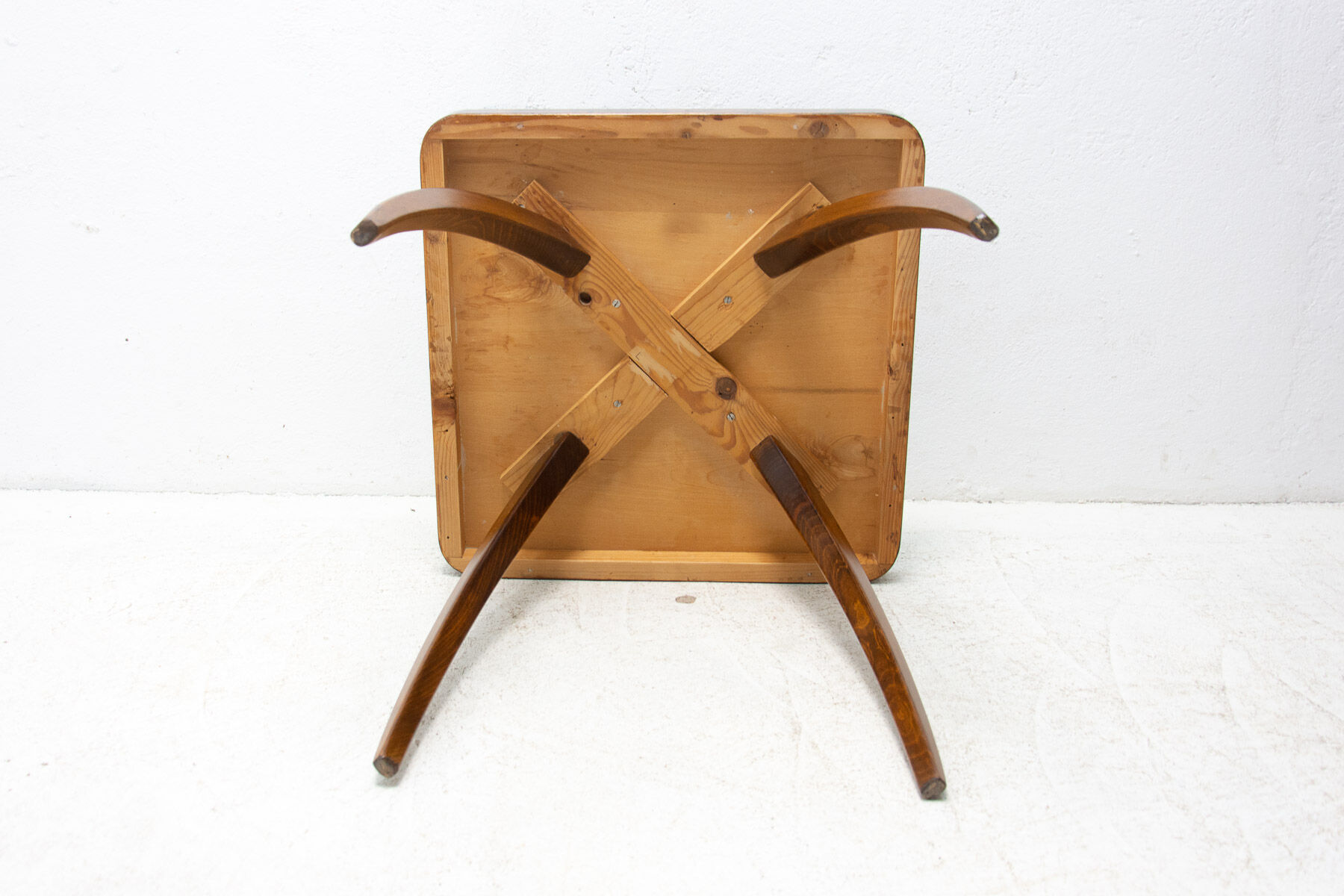 Fully renovated walnut Spider table H 259 by Jindřich Halabala, 1950´s