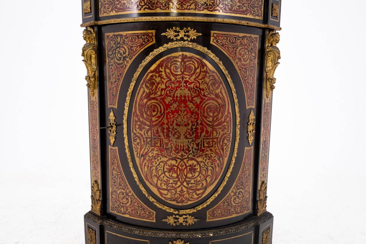 Commode d'angle ancienne, France, milieu du XIXe siècle.