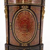 Commode d'angle ancienne, France, milieu du XIXe siècle.