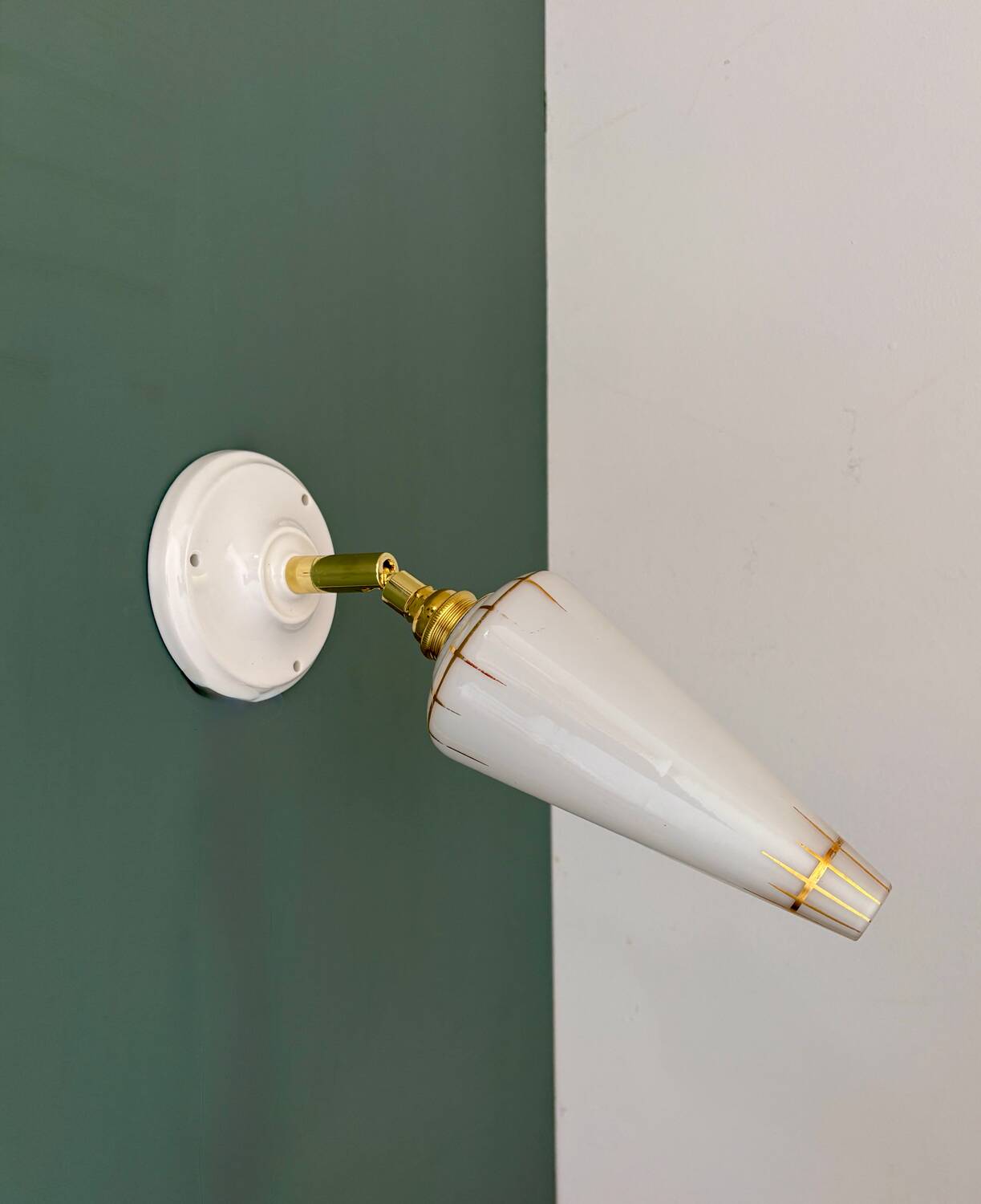 Vintage tulip wall lamp in white opaline with gold trim