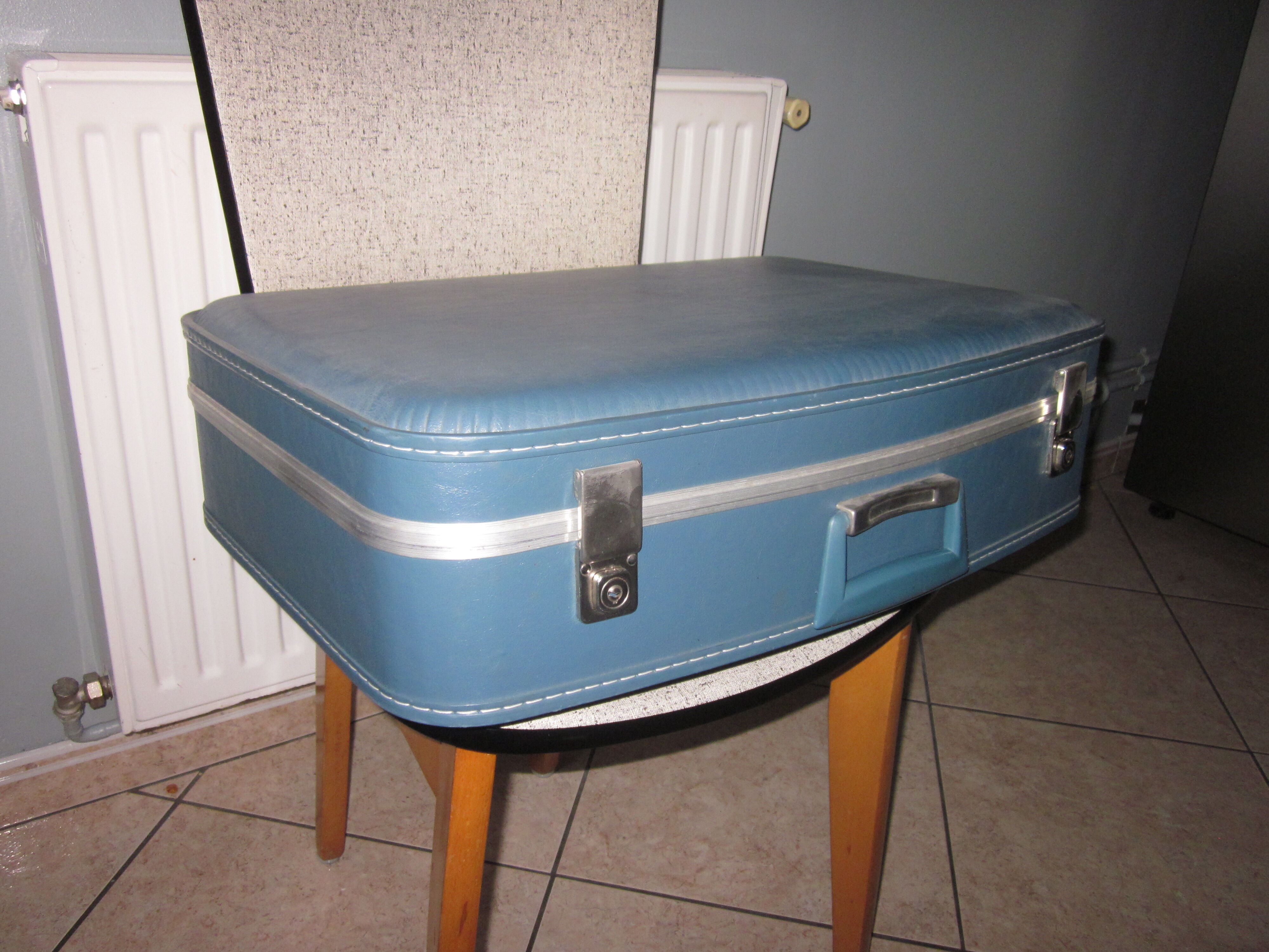 Vintage suitcase air hostesse