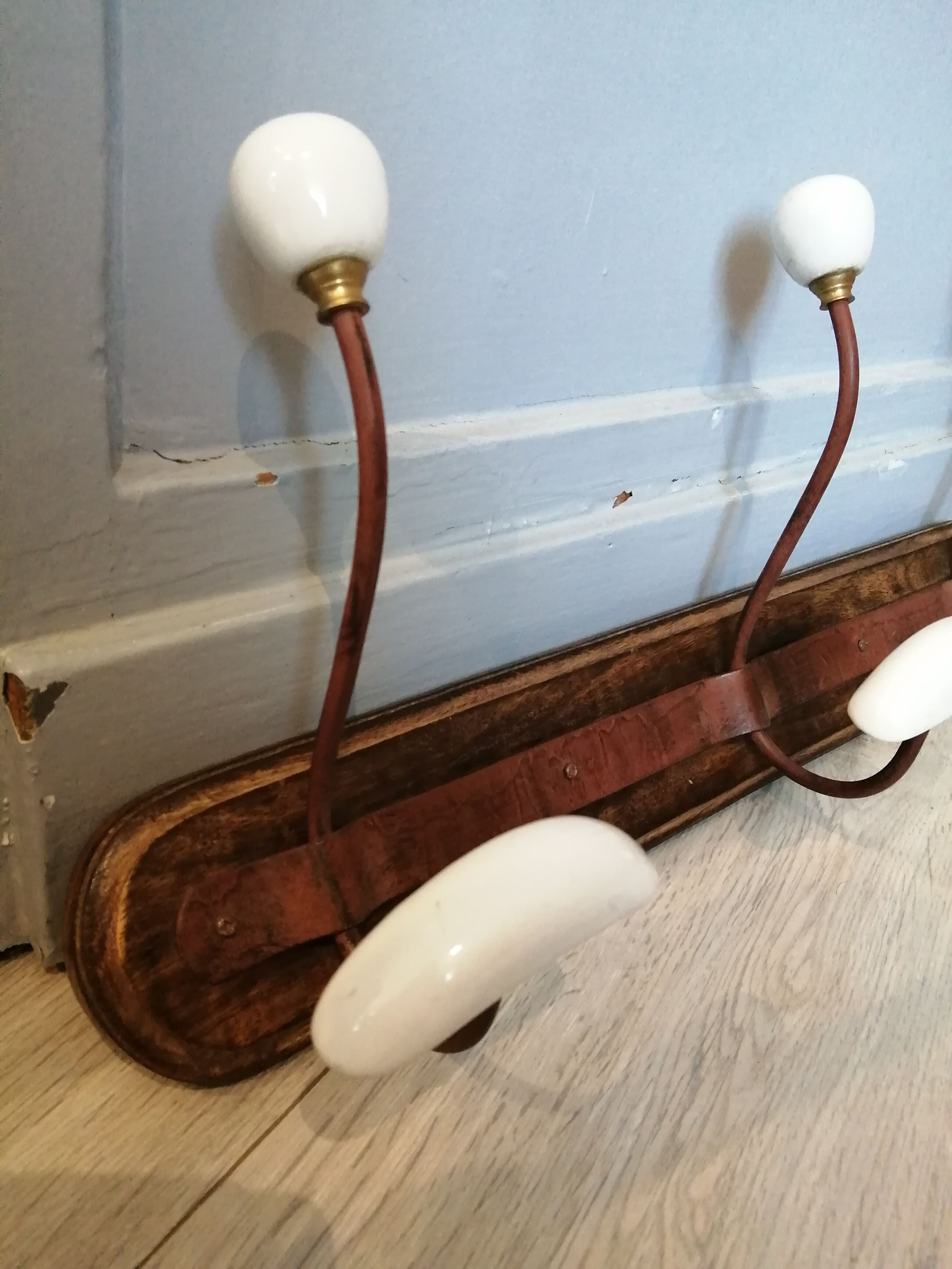 Porcelain wood coat holder