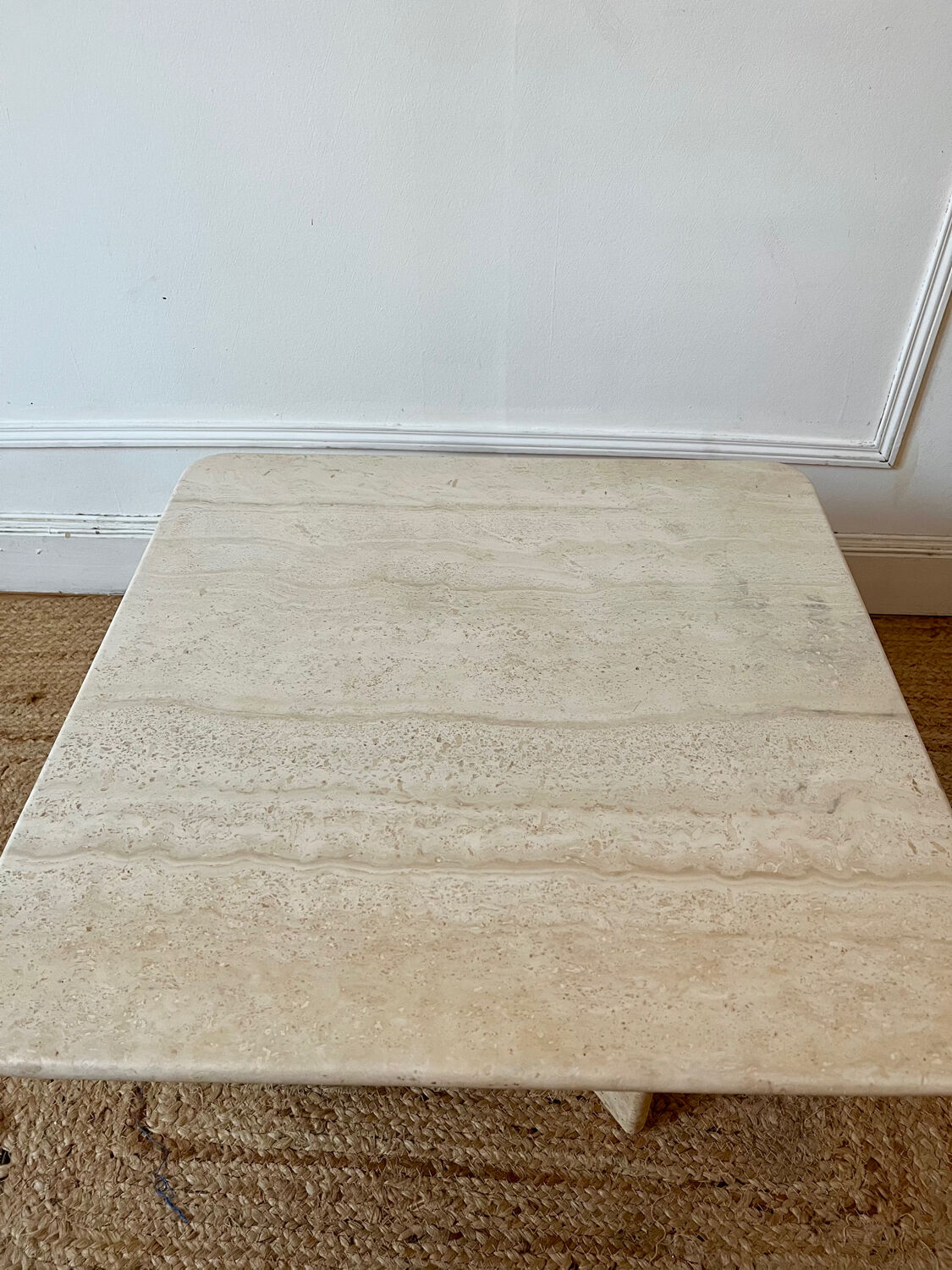 Square coffee table in travertine.