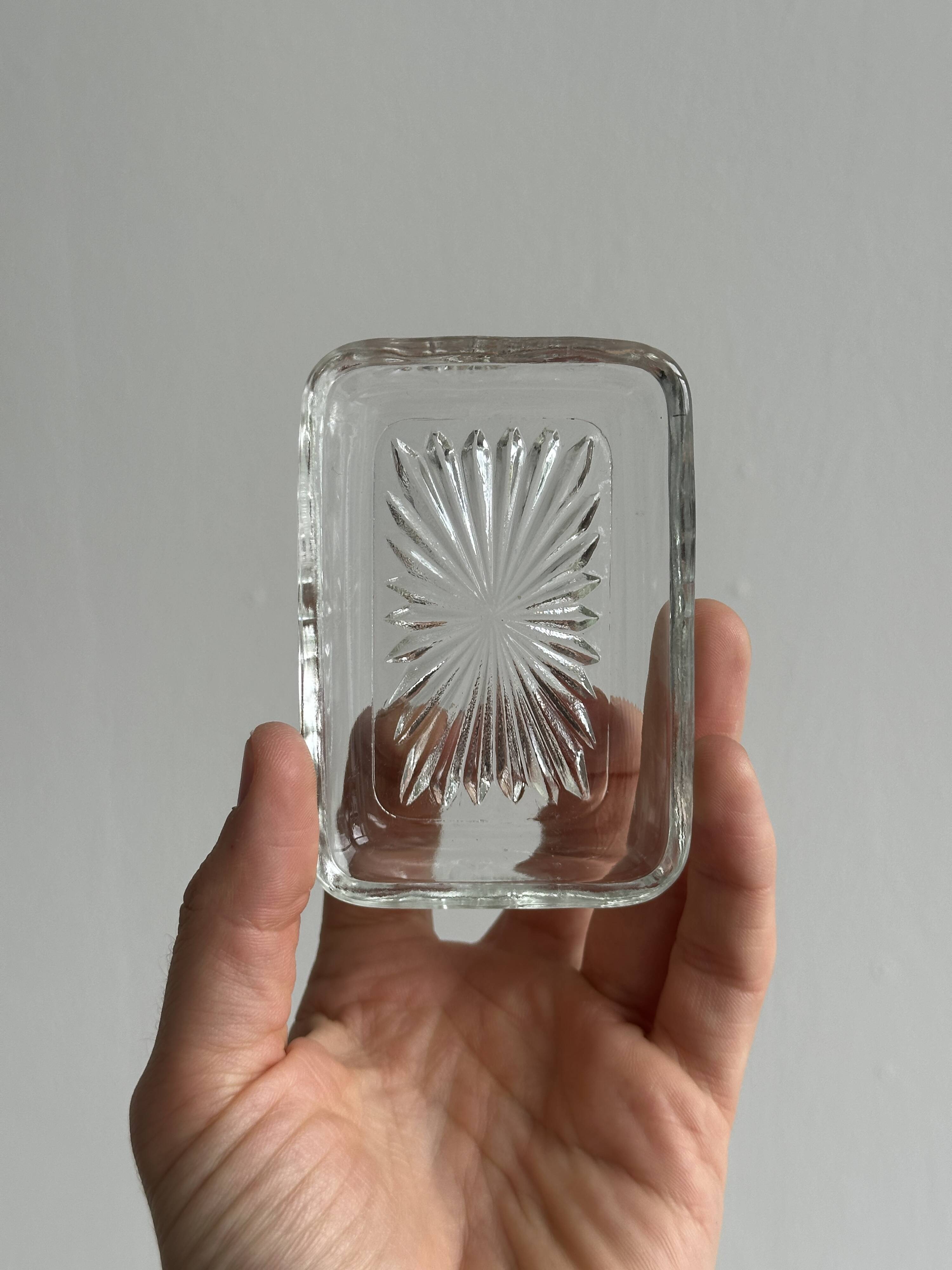 Beurrier en métal léger et verre taillé