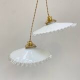 Paire de suspensions en opaline blanche