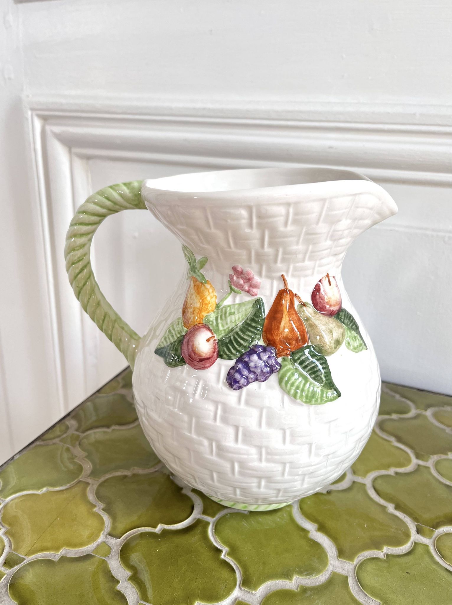 Pichet barbotine panier de fruits