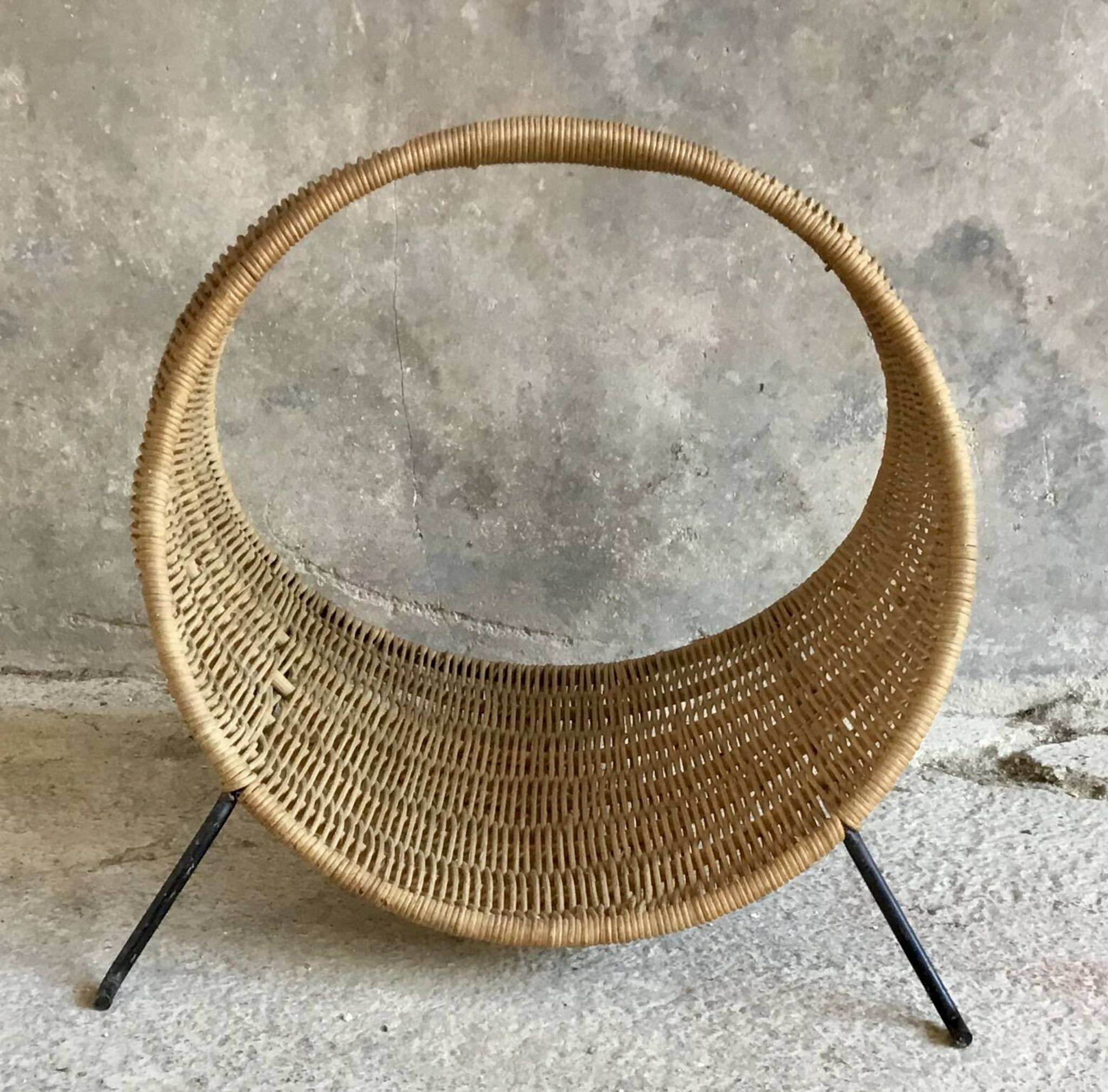 Magazine rack or log holder in wicker and metal - 1950s design