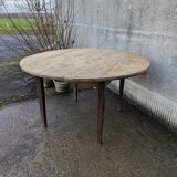 Round folding table