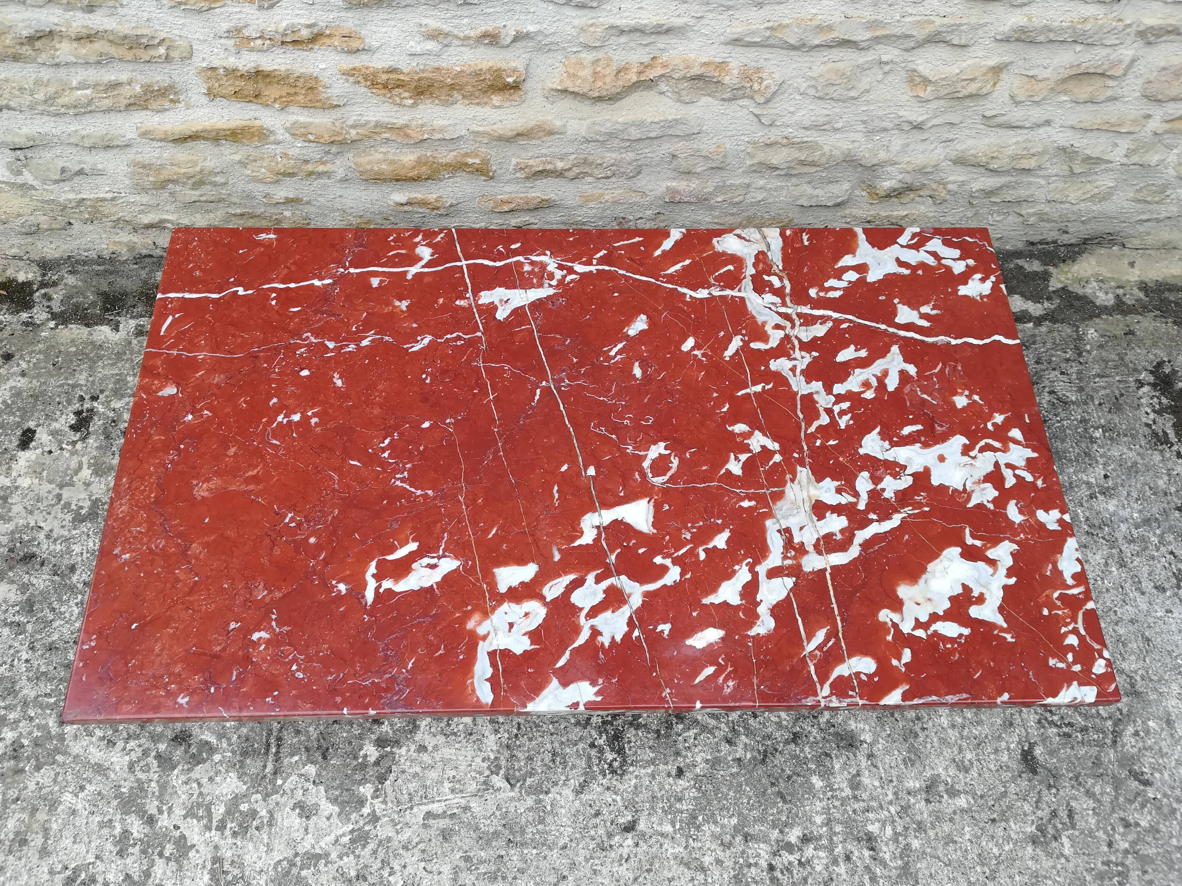 Table basse en marbre rouge