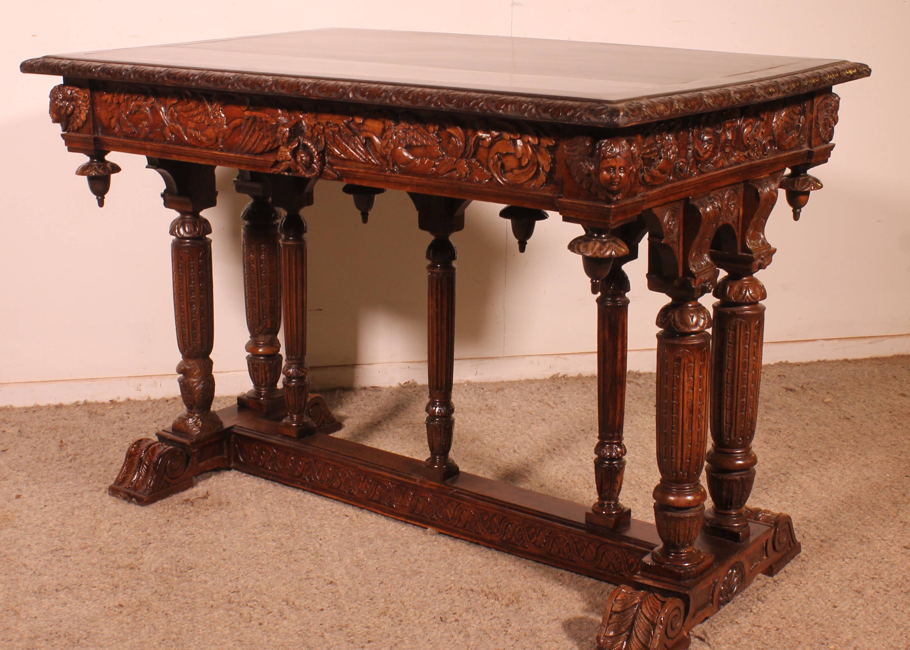 Table de milieu d'époque Renaissance en noyer