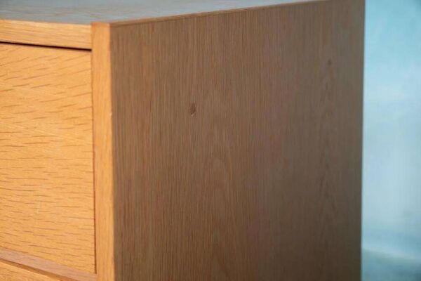 Coffre en chêne blond scandinave minimaliste, coffre moderne du milieu du siècle.