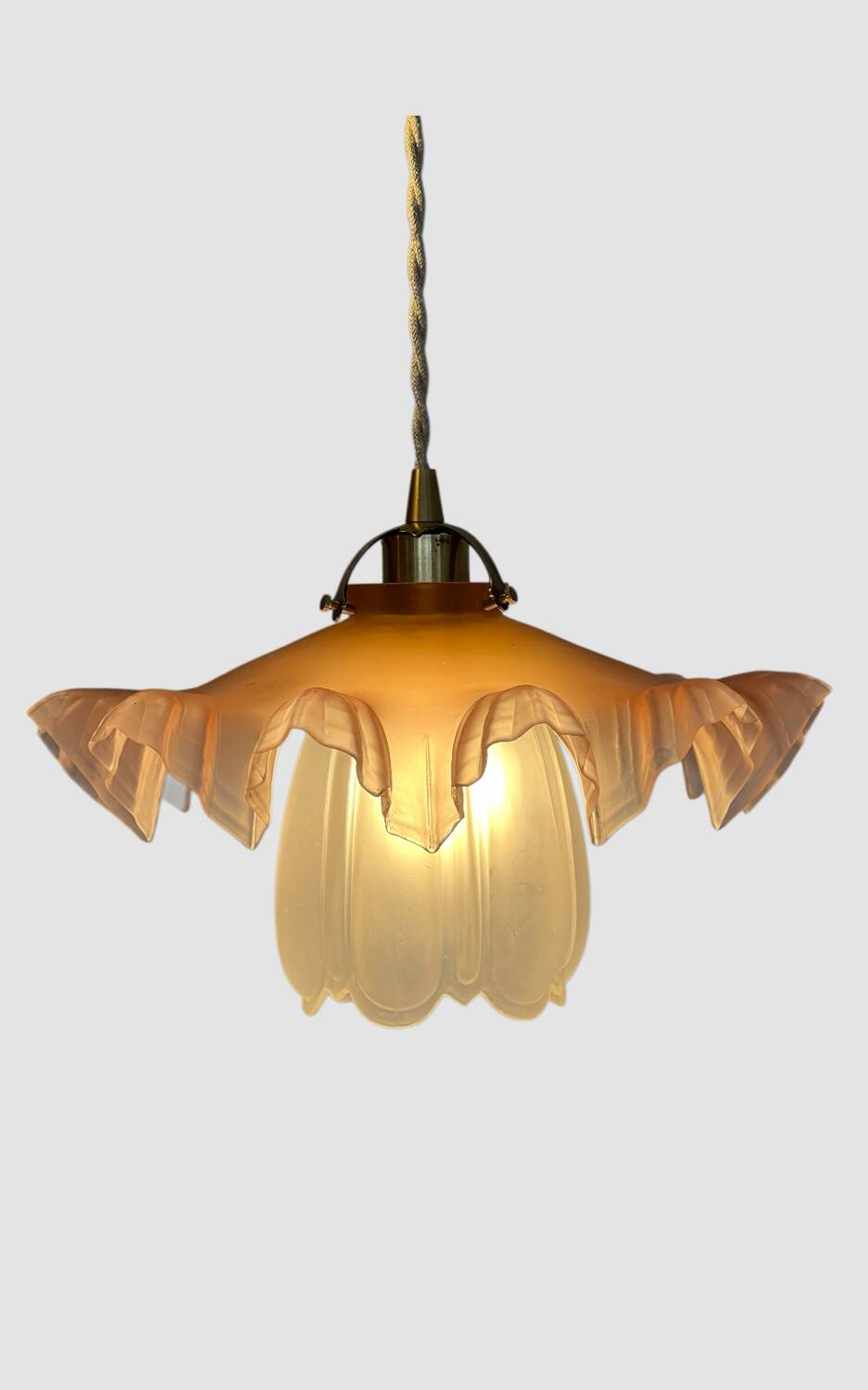 Paire de suspensions en opaline plissée et tulipes à motifs Art déco