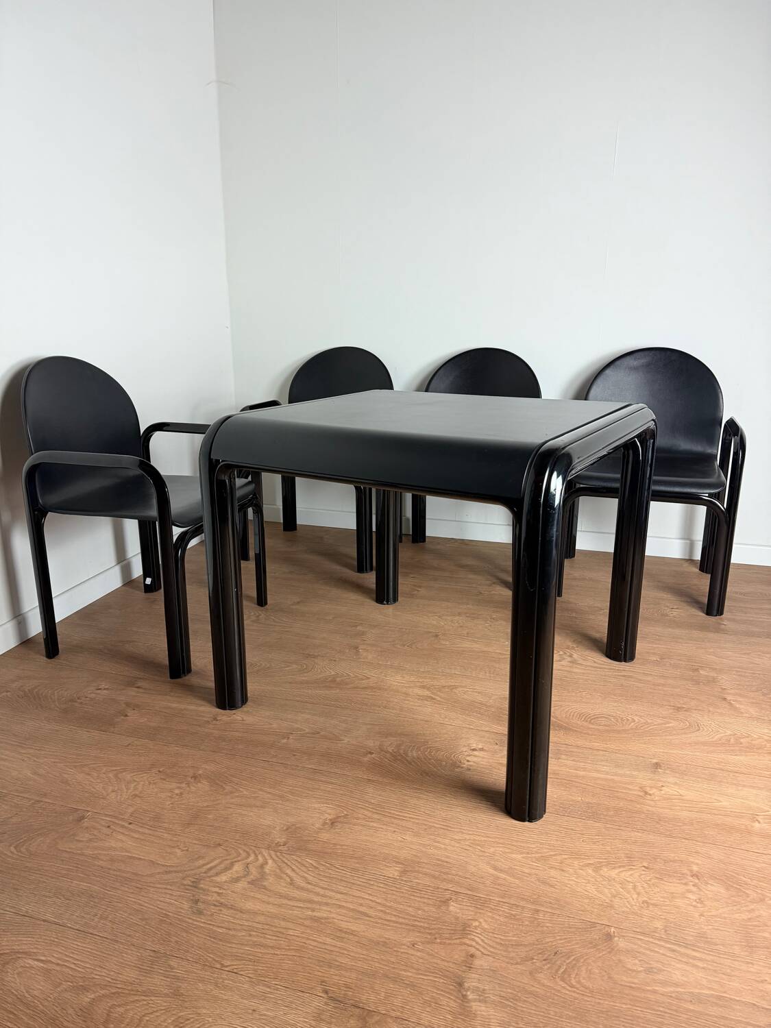Knoll Orsay set – table & 4 chairs – black lacquered steel & faux leather