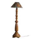 Sculptural Scandinavian floor lamp from the mid-century in solid pine, 1970s.