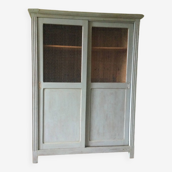 Armoire parisienne grillagée