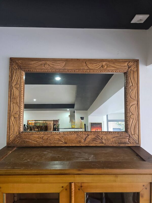 Grand miroir mural en bois sculpté – travail artisanal
