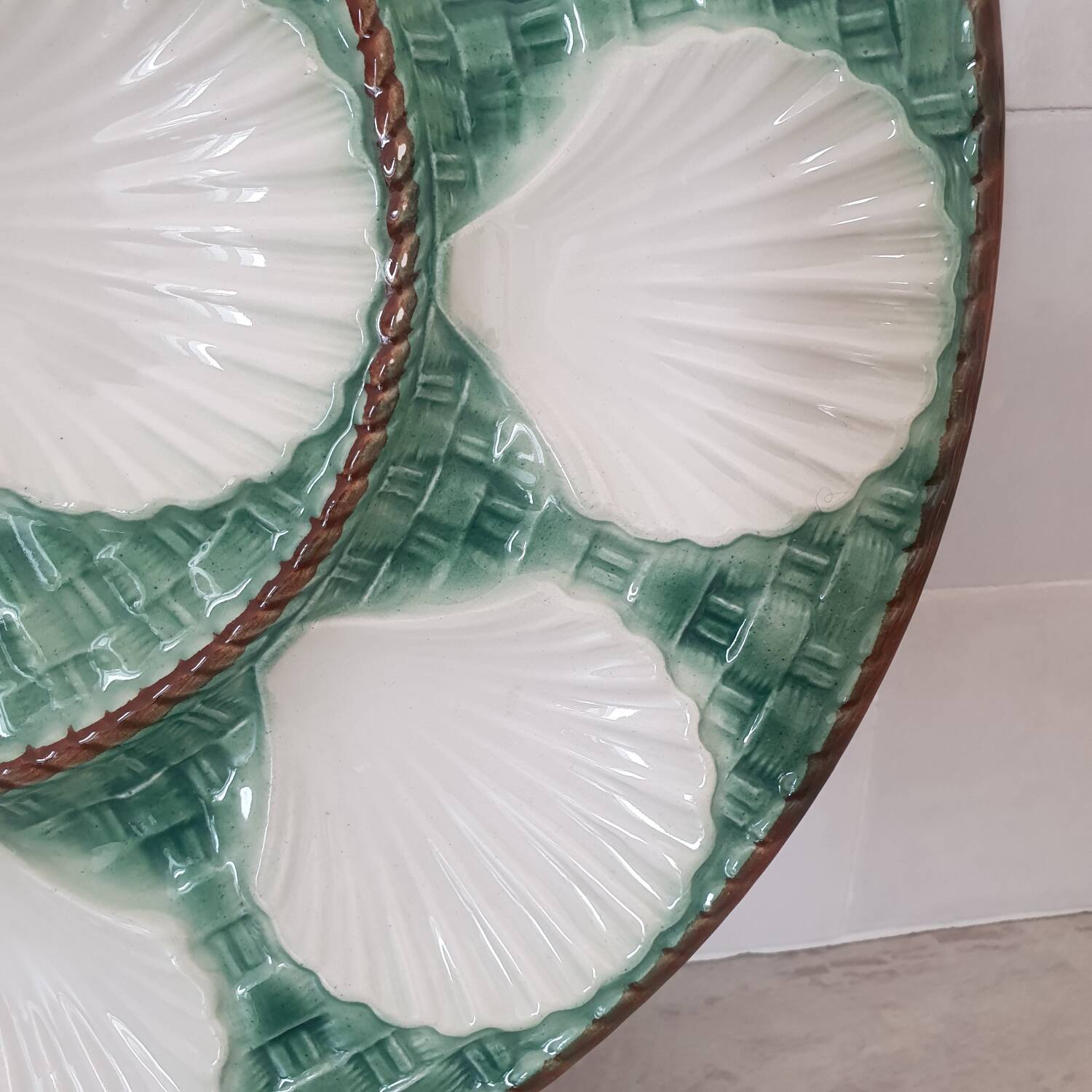 Ceramic scallop serving dish / Barbotine