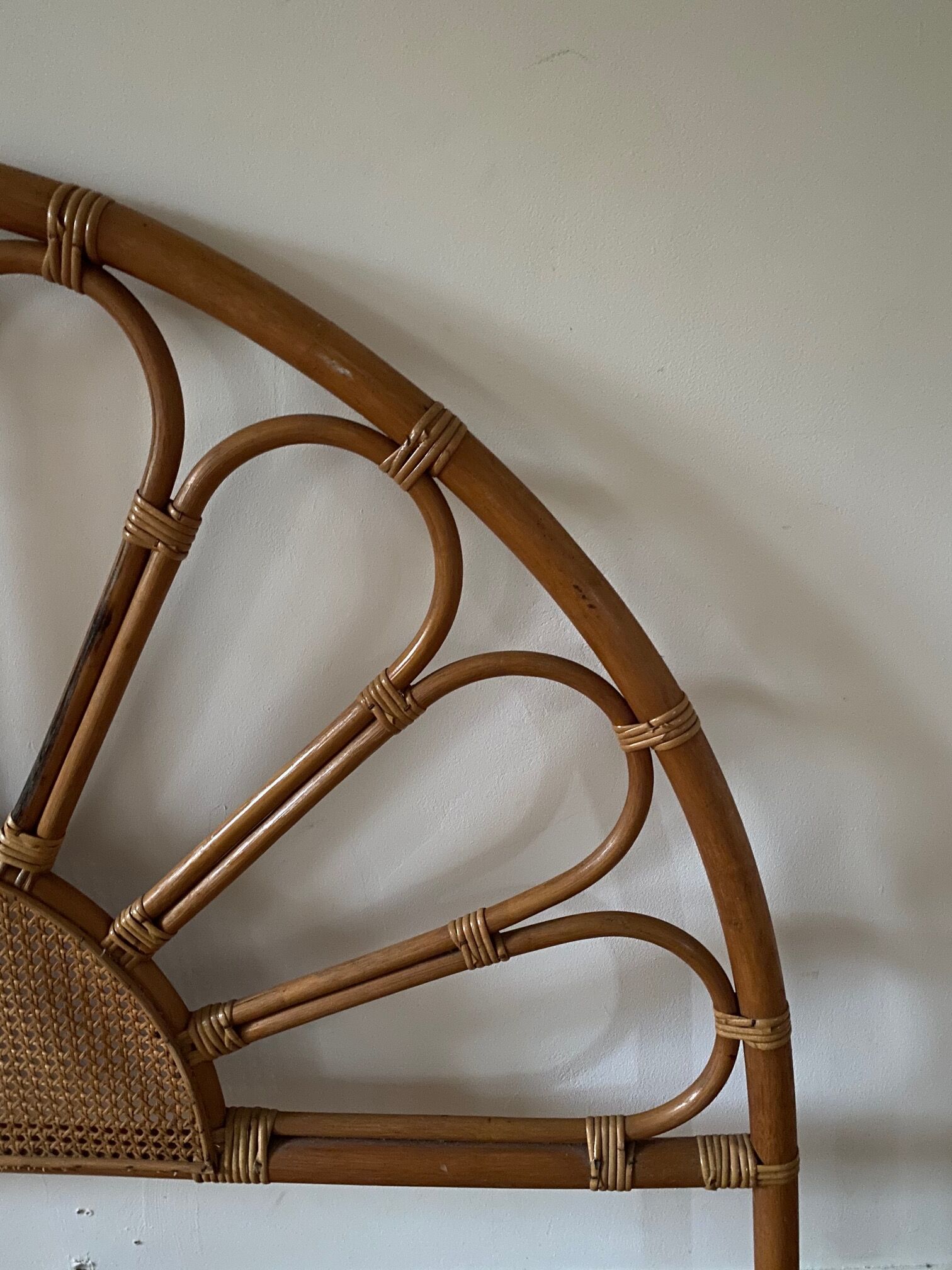 Tête de lit en rotin vintage