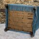 Fauteuil crapaud bas ancien en velours bleu