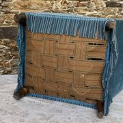 Fauteuil crapaud bas ancien en velours bleu