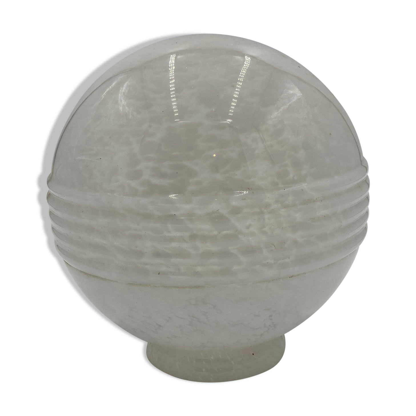 Globe blanc en verre de Clichy