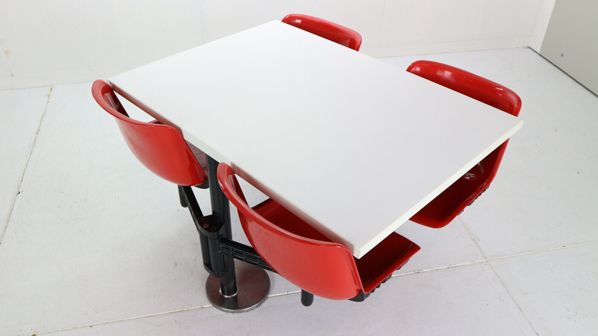 Osvaldo Borsani contemporary table and 4 build in chairs for Tecno, 1970s