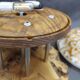 Lampe de table contemporaine en bois avec abat-jour en verre