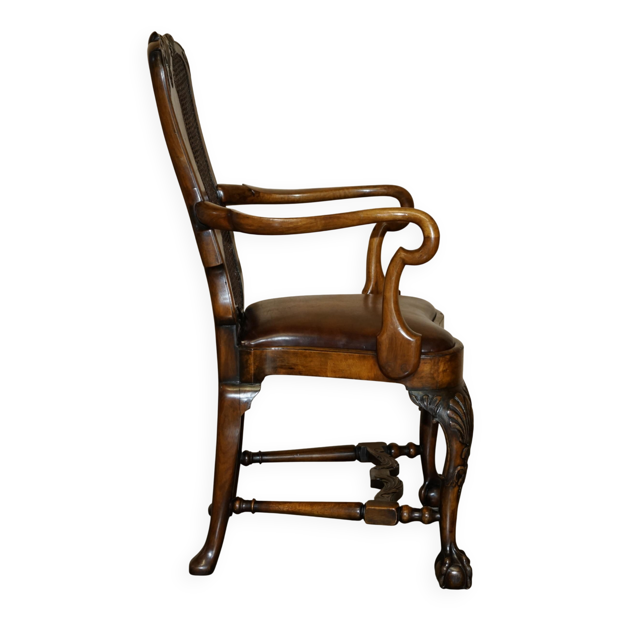 Fauteuil Bergère Antique Thomas Chippendale sculpté Claw & Ball cuir