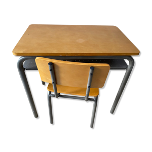 bureau et chaise d’écolier