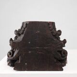 Un ancien chapiteau de colonne corinthienne sculpté à la main, France, XVIIIe siècle
