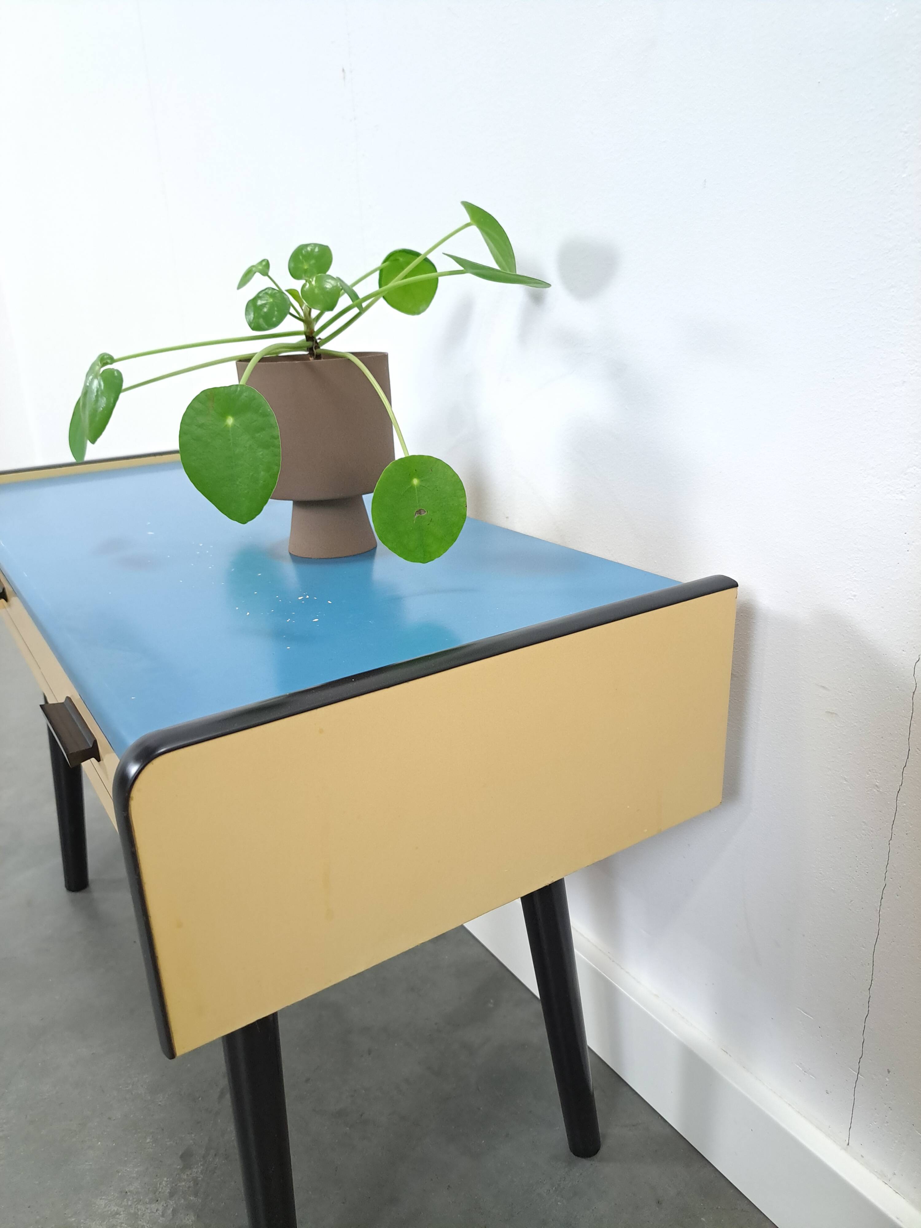 Jaren 50 ladekastje met blauw blad en zwarte poten