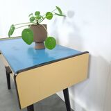 Jaren 50 ladekastje met blauw blad en zwarte poten