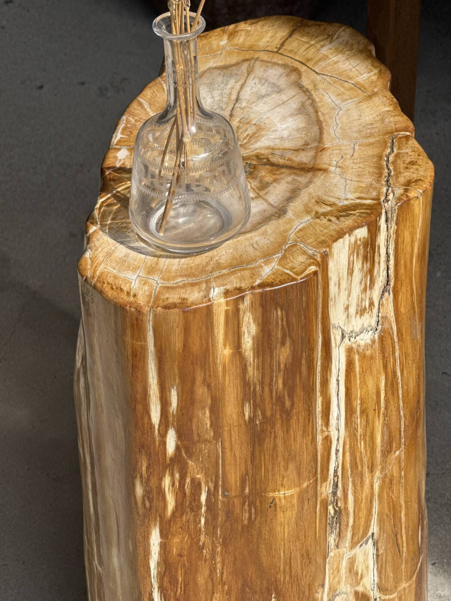 Table d'appoint en bois pétrifié orange doré et blanche ovale H46 D38 - 333