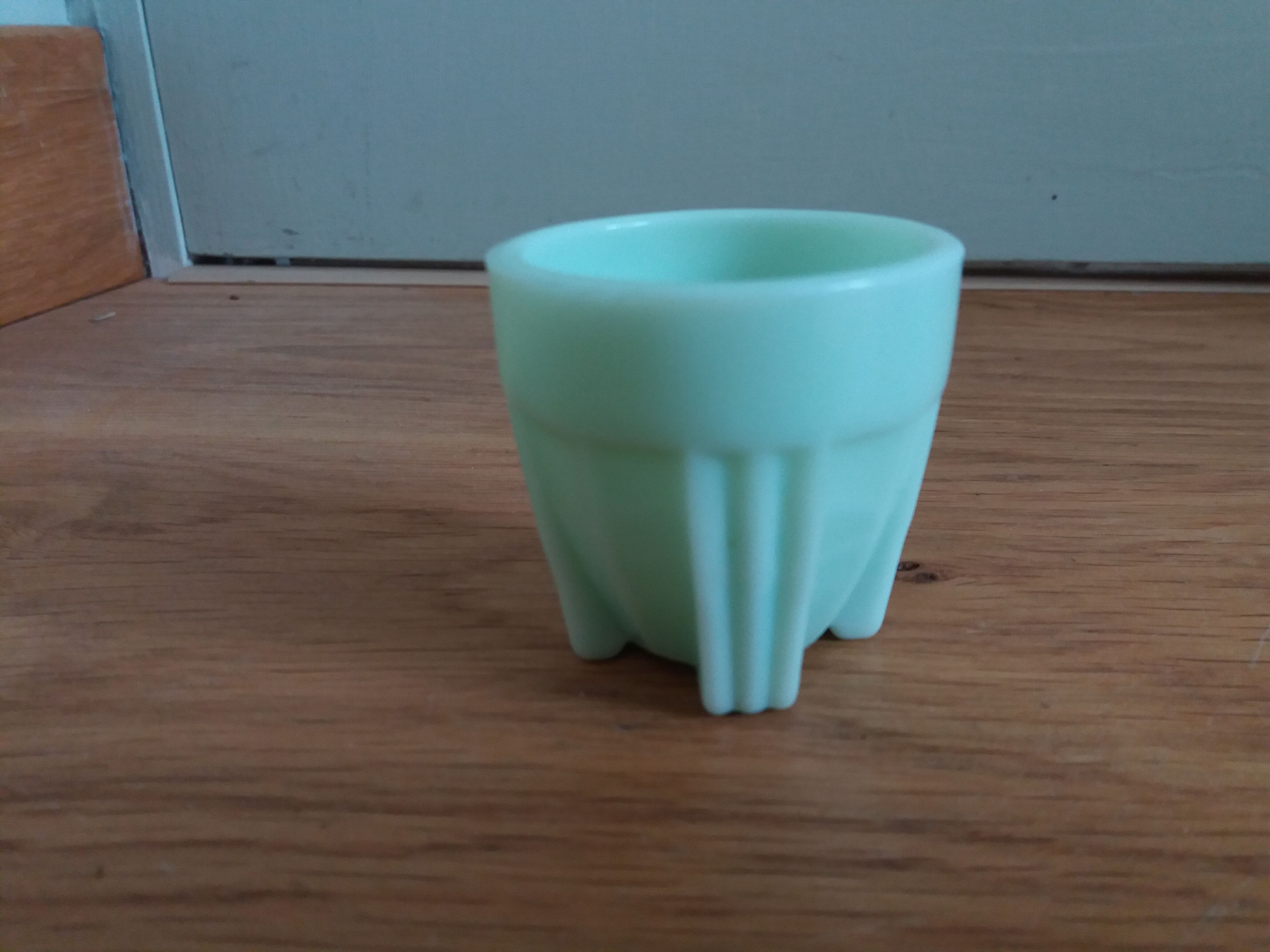 Coquetier opaline vert pâle art déco